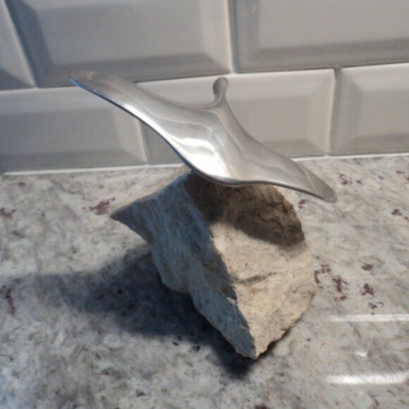 HOSELTON bird figurine on rock - Picture 4 of 7